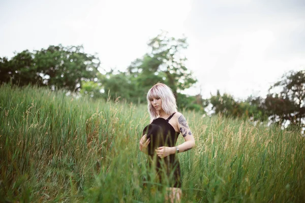 Portrait Jeune Femme Hipster Blonde Dans Robe Noire Sur Terrain — Photo