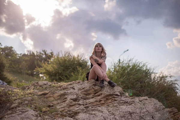 Jonge Stijlvolle Blonde Vrouw Met Tatoeages Zwarte Jurk Zittend Een — Stockfoto