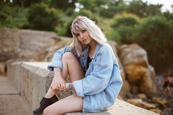 Mooie Jonge Blonde Hipster Meisje Dragen Jeans Jas Het Stenige — Stockfoto