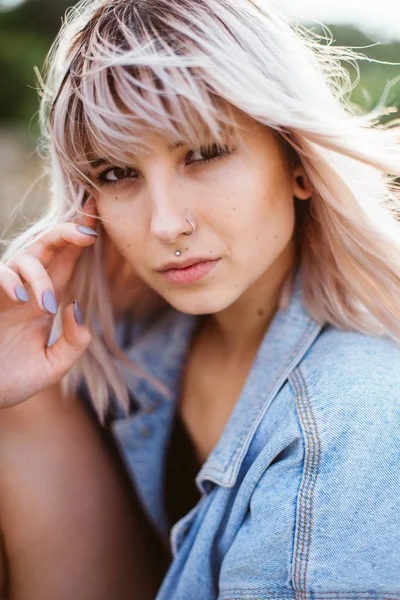 Vacker Ung Blond Hipster Flicka Klädd Jeansjacka Utomhus — Stockfoto