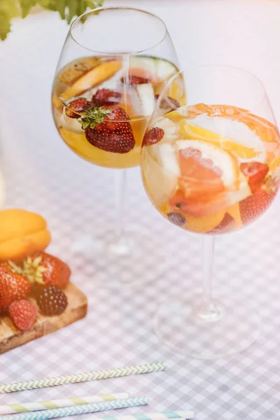 Yaz Içecekler Meyve Kokteylleri Çilek Beyaz Ahşap Tablo — Stok fotoğraf