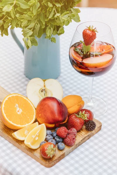 Sommergetränk Fruchtcocktail Auf Weißem Holztisch Mit Beeren — Stockfoto