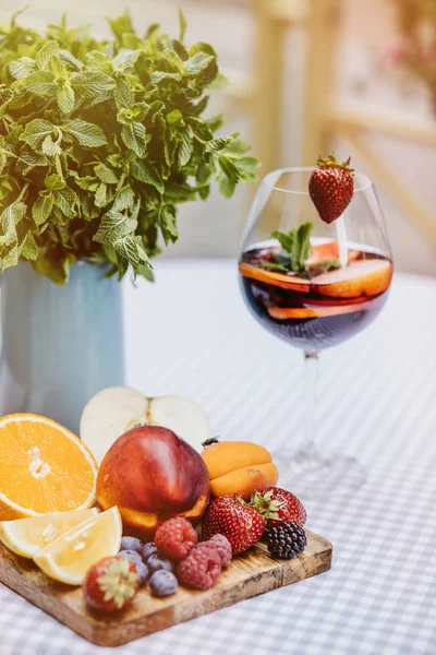 Καλοκαιρινό Ποτό Κοκτέιλ Φρούτων Λευκό Ξύλινο Τραπέζι Μούρα — Φωτογραφία Αρχείου