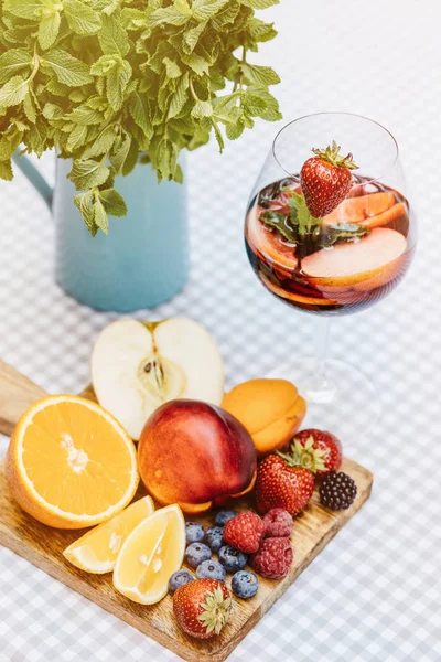 Sommergetränk Fruchtcocktail Auf Weißem Holztisch Mit Beeren — Stockfoto