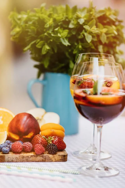 yaz içecekler, meyve kokteylleri çilek Beyaz ahşap tablo