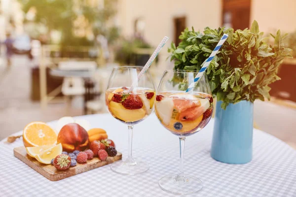 yaz içecekler, meyve kokteylleri çilek Beyaz ahşap tablo