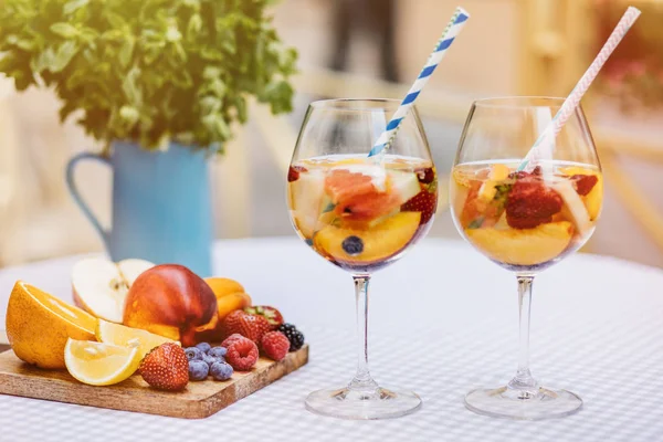 Sommardrinkar Frukt Cocktails Vitt Trä Bord Med Bär — Stockfoto
