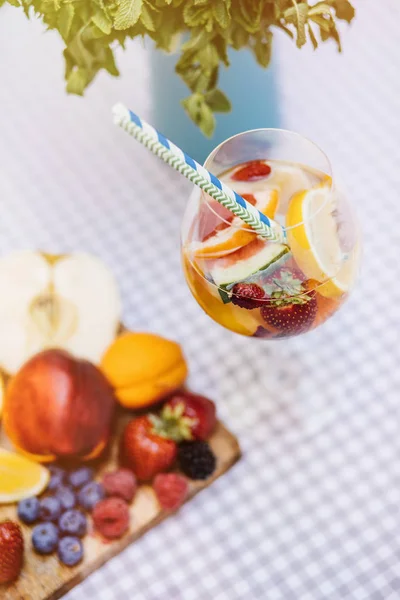 Sommergetränk Fruchtcocktail Auf Weißem Holztisch Mit Beeren — Stockfoto