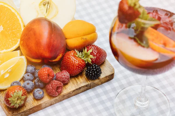 Zomer Drank Fruit Cocktail Witte Houten Tafel Met Bessen — Stockfoto