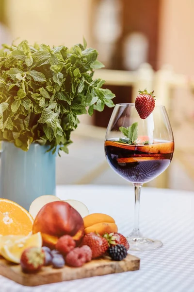 Yaz içeceği, meyve kokteyli çilek Beyaz ahşap tablo