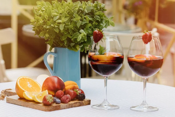 Καλοκαιρινά Ποτά Κοκτέιλς Φρούτων Λευκό Ξύλινο Τραπέζι Μούρα — Φωτογραφία Αρχείου