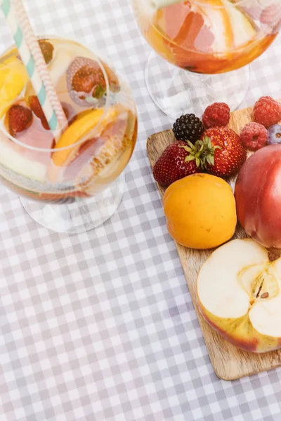 Sommergetränk Fruchtcocktail Auf Weißem Holztisch Mit Beeren — Stockfoto