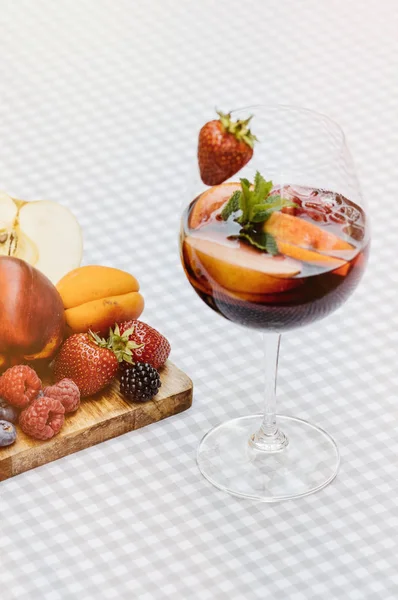 Yaz içeceği, meyve kokteyli çilek Beyaz ahşap tablo