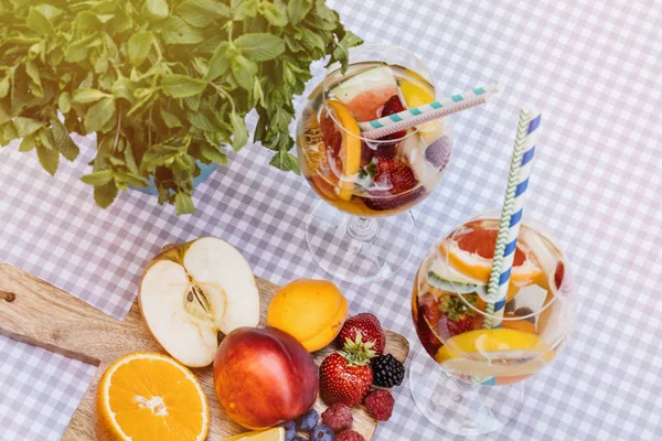 yaz içecekler, meyve kokteylleri çilek Beyaz ahşap tablo