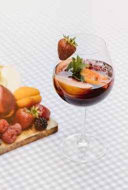 Yaz içeceği, meyve kokteyli çilek Beyaz ahşap tablo