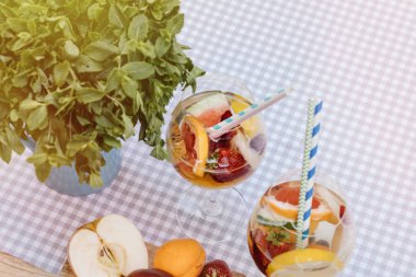 yaz içecekler, meyve kokteylleri çilek Beyaz ahşap tablo