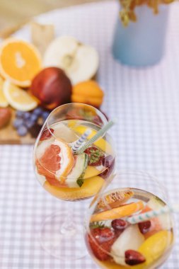 yaz içecekler, meyve kokteylleri çilek Beyaz ahşap tablo