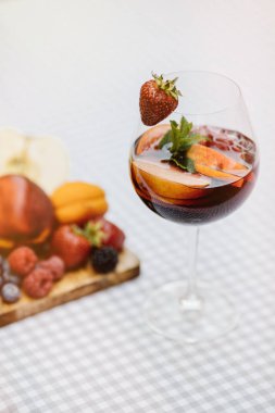 Yaz içeceği, meyve kokteyli çilek Beyaz ahşap tablo