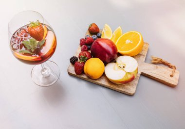 Yaz içeceği, meyve kokteyli çilek Beyaz ahşap tablo