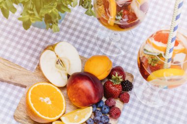 yaz içecekler, meyve kokteylleri çilek Beyaz ahşap tablo