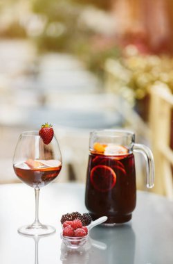 Yaz içeceği, meyve kokteyli çilek Beyaz ahşap tablo