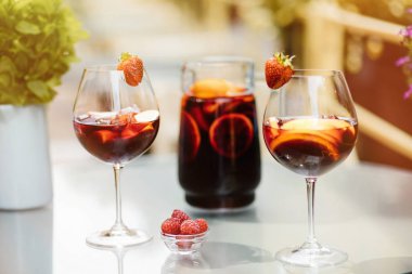 yaz içecekler, meyve kokteylleri çilek Beyaz ahşap tablo