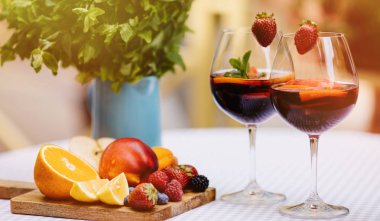 yaz içecekler, meyve kokteylleri çilek Beyaz ahşap tablo