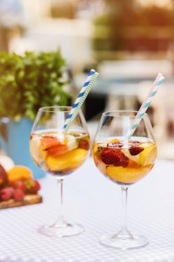 yaz içecekler, meyve kokteylleri çilek Beyaz ahşap tablo