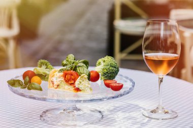 Yaz içeceği, meyve kokteyli çilek Beyaz ahşap tablo