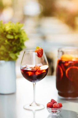 Yaz içeceği, meyve kokteyli çilek Beyaz ahşap tablo