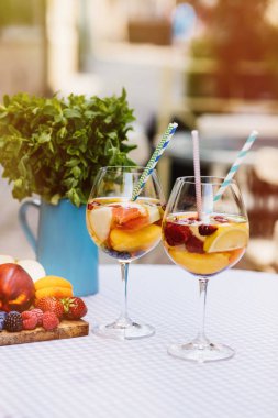 yaz içecekler, meyve kokteylleri çilek Beyaz ahşap tablo