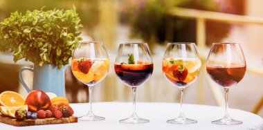 yaz içecekler, meyve kokteylleri çilek Beyaz ahşap tablo