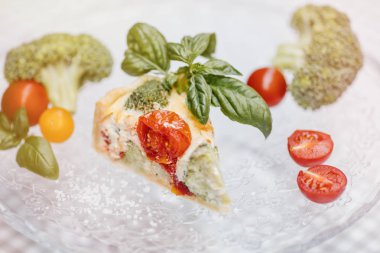 Brushetta şarap için. Koyu arka plan üzerinde rustik ahşap tahta üzerinde kırmızı şarap ile küçük sandviç salam, domates, parmesan peyniri, taze fesleğen ve balsamik krem ile çeşitli servis