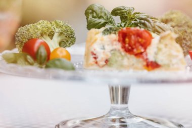 Brushetta şarap için. Koyu arka plan üzerinde rustik ahşap tahta üzerinde kırmızı şarap ile küçük sandviç salam, domates, parmesan peyniri, taze fesleğen ve balsamik krem ile çeşitli servis