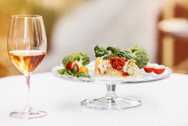 Brushetta şarap için. Koyu arka plan üzerinde rustik ahşap tahta üzerinde kırmızı şarap ile küçük sandviç salam, domates, parmesan peyniri, taze fesleğen ve balsamik krem ile çeşitli servis