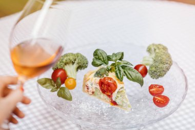 Brushetta şarap için. Koyu arka plan üzerinde rustik ahşap tahta üzerinde kırmızı şarap ile küçük sandviç salam, domates, parmesan peyniri, taze fesleğen ve balsamik krem ile çeşitli servis