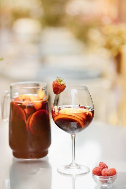 Yaz içeceği, meyve kokteyli çilek Beyaz ahşap tablo