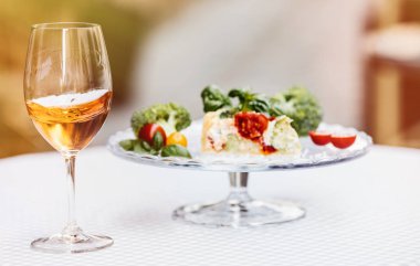 Yaz içeceği, meyve kokteyli çilek Beyaz ahşap tablo