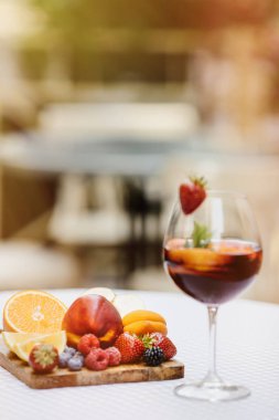 Yaz içeceği, meyve kokteyli çilek Beyaz ahşap tablo