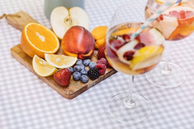 yaz içecekler, meyve kokteylleri çilek Beyaz ahşap tablo