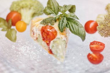 Brushetta şarap için. Koyu arka plan üzerinde rustik ahşap tahta üzerinde kırmızı şarap ile küçük sandviç salam, domates, parmesan peyniri, taze fesleğen ve balsamik krem ile çeşitli servis