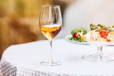 Yaz içeceği, meyve kokteyli çilek Beyaz ahşap tablo