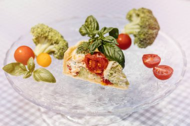 Brushetta şarap için. Koyu arka plan üzerinde rustik ahşap tahta üzerinde kırmızı şarap ile küçük sandviç salam, domates, parmesan peyniri, taze fesleğen ve balsamik krem ile çeşitli servis