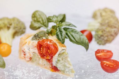 Brushetta şarap için. Koyu arka plan üzerinde rustik ahşap tahta üzerinde kırmızı şarap ile küçük sandviç salam, domates, parmesan peyniri, taze fesleğen ve balsamik krem ile çeşitli servis