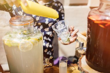 Barmen Mojito içmek kokteyl yapmak 