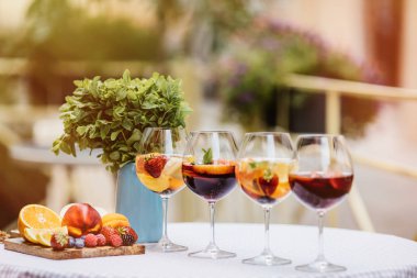 yaz içecekler, meyve kokteylleri çilek Beyaz ahşap tablo