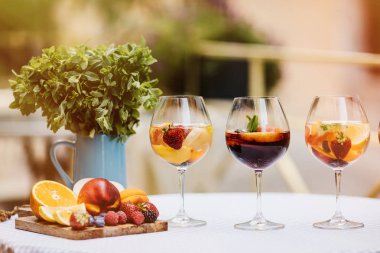 yaz içecekler, meyve kokteylleri çilek Beyaz ahşap tablo