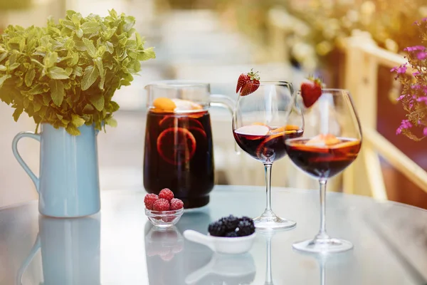 yaz içecekler, meyve kokteylleri çilek Beyaz ahşap tablo