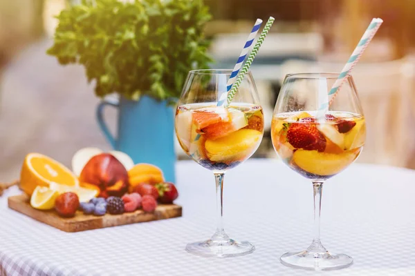 Yaz Içecekler Meyve Kokteylleri Çilek Beyaz Ahşap Tablo — Stok fotoğraf