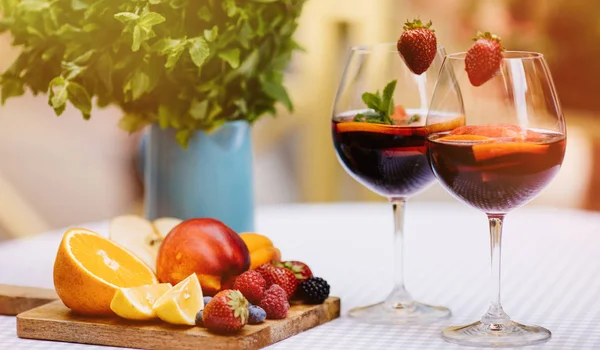 yaz içecekler, meyve kokteylleri çilek Beyaz ahşap tablo